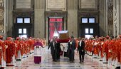 ВАТИКАН ОБЈАВИО ФОТОГРАФИЈЕ: Полагање ковчега папе у базилици Санта Марија Мађоре (ФОТО)
