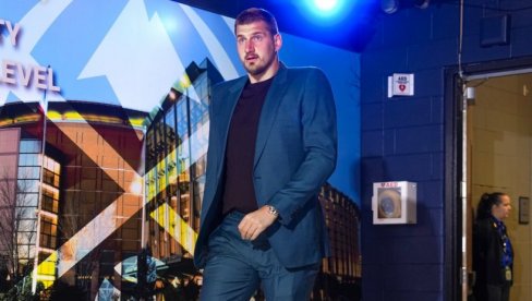 NIKOLA, JESI LI TO TI!? Jokić oduševio stajlingom pred peti meč u Koloradu (VIDEO)