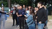 СТУДЕНТИ КОЈИ ЖЕЛЕ ДА УЧЕ СЕ ОБРАТИЛИ ИЗ ПИОНИРСКОГ ПАРКА: Из дана у дан имамо све већу подршку народа, људи цене нашу борбу (ВИДЕО)