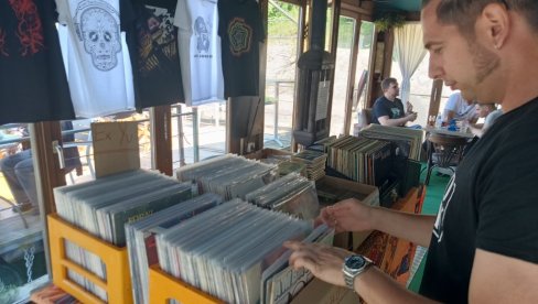 ВИНИЛИ СВЕ ПОПУЛАРНИЈИ: У Краљеву и Врњачкој Бањи одржавају се берзе плоча, цд, књига...