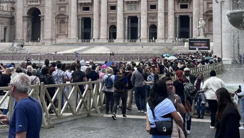 HILJADE LJUDI NA TRGU SVETOG PETRA U VATIKANU: Čeka se beli dim i novi papa
