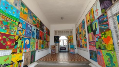 „POGLEDAJ ME OČIMA DETETA“: Sutra u Paraćinu izložba učenika sikiričke škole