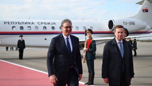 ЦРВЕНИ ТЕПИХ И ПОЧАСНА ГАРДА ЗА ВУЧИЋА! Руска телевизија уживо преносила дочек српског председника на аеродрому у Москви (ВИДЕО)