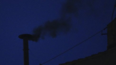 PRVO GLASANJE ZA NOVOG PAPU U VATIKANU: Crni dim iz  odžaka Sikstinske kapele