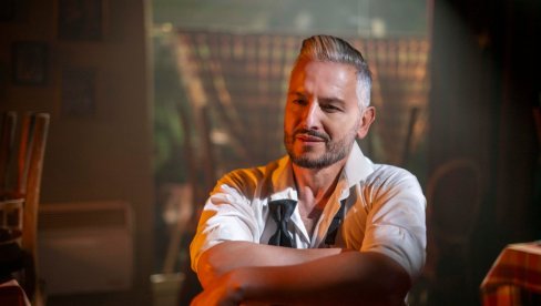 У СПОТУ НАШЕГ ПЕВАЧА ДЕВОЈКА КРЕИРАНА УЗ ПОМОЋ АИ: Нено Мурић спојио Сарајево са Сицилијом и Тосканом (ФОТО/ВИДЕО)