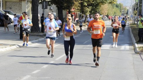 МАРАТОНЦИ ХВАТАЈУ ЗАЛЕТ: Краљевчани припремају другу уличну „Трку Краљева-Трку зa дечју радост“