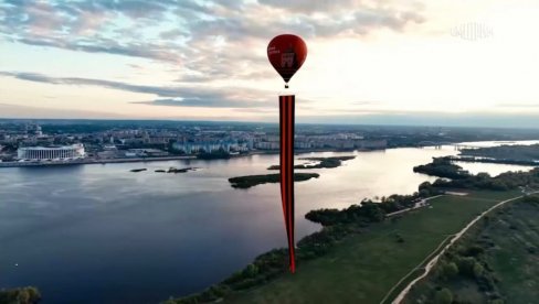DA SE ZNA KO JE POBEDNIK - SPEKTAKL ZA PAMĆENJE: Slobodnim ruskim nebom leti najveća Georgijevska lenta (VIDEO)