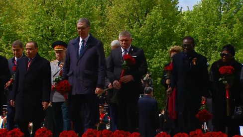 СЛОБОДАРСКИ ЛИДЕРИ РАМЕ УЗ РАМЕ: Вучић и Фицо положили цвеће на Гроб незнаног војника у Москви (ФОТО/ВИДЕО)