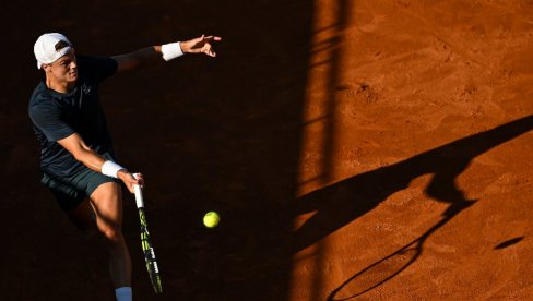 ХАОС У РИМУ: Данац није могао да сакрије незадовољство, свађао са судијом, ево шта је разлог (ВИДЕО)