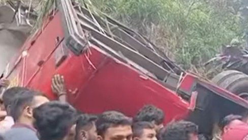 NAJSTRAŠNIJA SAOBRAĆAJNA NESREĆA U POSLEDNJIH 20 GODINA: Osam osoba poginulo, više od 30 povređenih u Šri Lanki (FOTO)