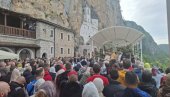 ХИЉАДЕ ВЕРНИКА ПРИСТУПАЈУ ЧУДОТВОРЦУ: У молитви и заједништву славе Светог Василија Острошког (ФОТО)
