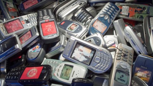 ДА ЛИ СТЕ БАЦИЛИ ОВЕ СТАРЕ ТЕЛЕФОНЕ? Можда седите на правом малом благу