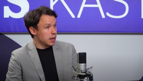 ДРАМА: Посланик се попео на зграду скупштине и прети да ће да скочи