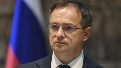 ZELENSKI TERA NAROD DA SLAVI BOŽIĆ PO GREGORIJANSKOM KALENDARU Medinski: Bog će mu suditi