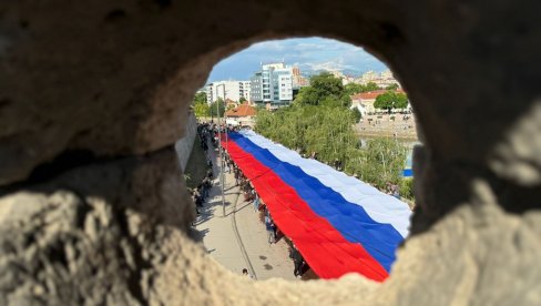 TRGOVI, ULICE, ZGRADE UKRAŠENE TROBOJKAMA: Srbija i Srpska obeležavaju Dan srpskog jedinstva, slobode i nacionalne zastave