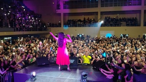 МОЈЕ СМЕДЕРЕВО СИЈА КАО ЗЛАТНИК: Тања Савић својим највећим хитом осветлила родни град (ФОТО)