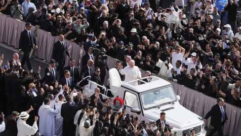 ЈУБИЕЈ У ВАТИКАНУ И ПАПИНА ПРОПОВЕД: Препуни трг Светог Петра у Ватикану са породицама из читавог света слушао је проповед папе Лава XИВ