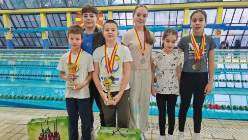 „ПОСЕЈДОНЦИ“ БЛИСТАЛИ У СКОПЉУ: Испивали медаље, Никола и Вељко пливачи митинга (ФОТО)