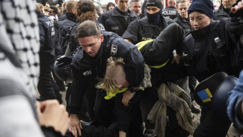 КАКО ЈЕ НЕМАЧКА ПОЛИЦИЈА СУЗБИЈАЛА ПРОТЕСТЕ ОВЕ ГОДИНЕ: Од хапшења девојчице до притискања ухапшених коленом по врату