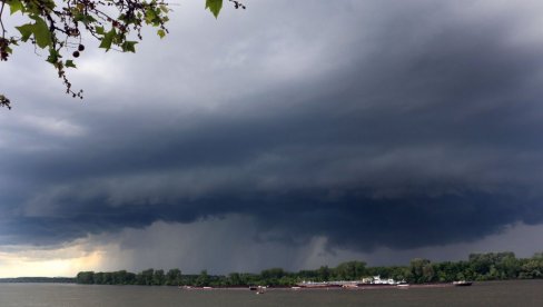 NAJNOVIJE UPOZORENJE RHMZ: Ovaj deo Srbije večeras na udaru nevremena - pljuskovi s grmljavinom, praćeni jačim vetrom