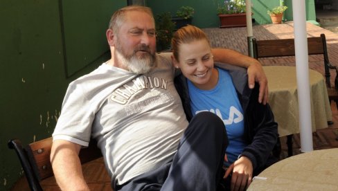 NE, OPRAŠTAM MU! Oglasila se Jelena Dokić i otkrila zbog čega nije došla na sahranu oca Damira