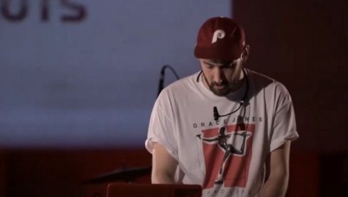 ТО НИЈЕ УМЕТНОСТ, ТО ЈЕ ПРОВОКАЦИЈА: Грузијски нацистички репер оскрнавио руску заставу током наступа