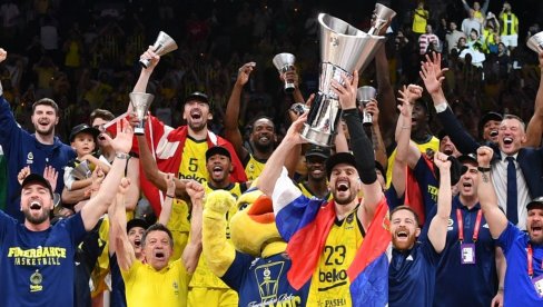 ТУРЦИ КЛИЦАЛИ СРБИНУ! Кошаркаше Фенербахчеа у Истанбулу дочекало више десетина хиљада навијача (ВИДЕО)