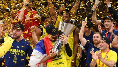 КАД САМ БИО КЛИНАЦ САЊАО САМ ОВО: Марко Гудурић подигао трофеј Евролиге (ВИДЕО)