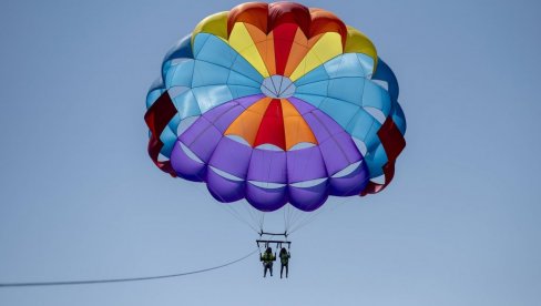 17 MINUTA TIŠINE JER JE DEVOJKA POGINULA NA PARASEJLINGU?! Nemaju ni mere, ni poštovanja za bilo čiji život