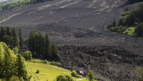 ВОЈСКА ТРАГА ЗА НЕСТАЛИМ МУШКАРЦЕМ: Глечер затрпао део швајцарског села Блатен