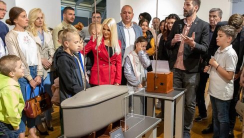 ПРИЛИКА ДА СЕ ЗАВИРИ У ЖИВОТ И ДЕЛО НАЈВЕЋЕГ НАУЧНИКА: Изложба Музеја Николе Тесле очарала публику у Пљевљима (ФОТО)