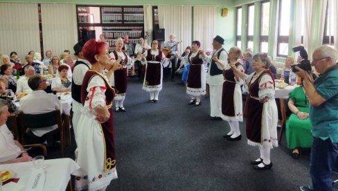 ГОДИНЕ НИСУ ПРЕПРЕКА ЗА ДРУЖЕЊЕ: у Параћину одржани „Пролећни сусрети“ клубова за старе (ФОТО)