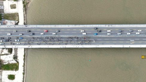 TOTALNI BEZOBRAZLUK: NJih 160 zaustavilo saobraćaj na Brankovom mostu jer neće da koriste stazu za pešake