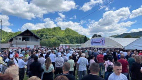 CELO SELO ČEKA VUČIĆA: Vesela atmosfera kod Kosjerića (FOTO)