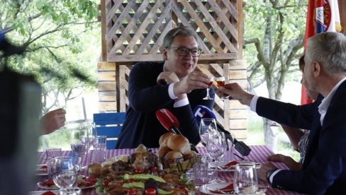 SVOM SNAGOM ZA JOŠ JAČU SRBIJU Vučić sa narodom u Kosjeriću - na ovim izborima branimo našu zemlju