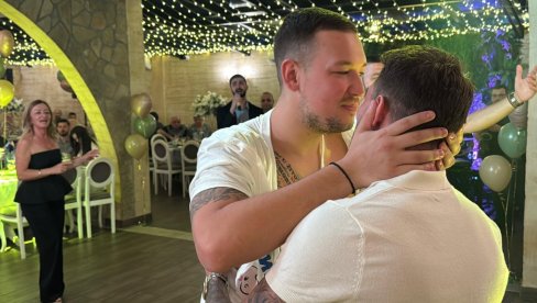 TATINA SREĆA: Filip Živojinović cepa majicu Urošu Živkoviću (FOTO)