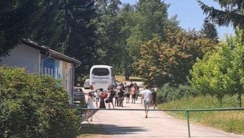 HAOS U KOSJERIĆU: Dovlače blokadere autobusima da bi brutalno kršili predizbornu tišinu (VIDEO)