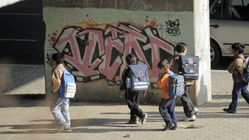 У ДВОРИШТУ ШКОЛЕ ПЕСНИЦОМ УДАРИО ПОЛИЦАЈЦА: Оптужница за напад на службено лице и држање дроге