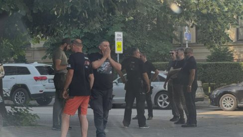 BRUTALNO KRŠENJE IZBORNOG PROCESA U ZAJEČARU! Lica koja se predstavljaju kao veterani u saradnji sa PUF-ovcima zastrašuju građane