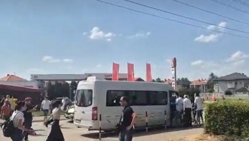 BLOKADERI NAPALI KOMBI SA RADNICIMA U ZAJEČARU: Nastavlja se haos na lokalnim izborima