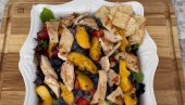 LAKA, OSVEŽAVAJUĆA I UKUSNA: Pileća salata sa breskvama