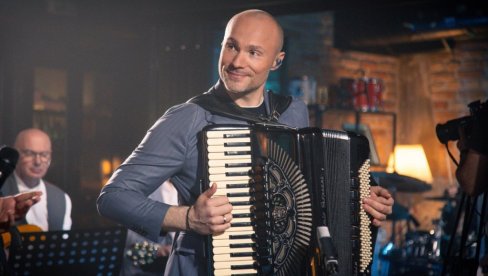 ЧАША ВИНА И МУЗИКА: Аца Софронијевић са оркестром распродао три наступа у Хрватској заредом (ФОТО)