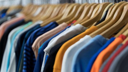 ČUVENI TRGOVAC PRODAJE POLOVNU ODEĆU NA IBEJU: Krpicama daju još jedan život, a evo kakvu korist imaju kupci