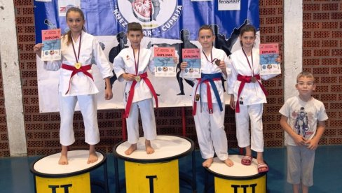 NA VIDOVDANSKOM KARATE TURNIRU U ĆUPRIJI: Za karatiste paraćinske Crnice  četiri medalje