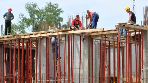 ГЛАВА У ТОРБИ ЗА ПЕТ ЕВРА ПО САТУ: Грађевински радници и даље међу најугроженијима