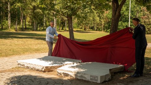 SPOMEN-PLOČA SA TEKSTOM DOBRICE ĆOSIĆA POLOŽENA DANAS NA SLOBODIŠTU U KRUŠEVCU: U znak sećanja na preko 700 streljanih Srba, Jevreja i Roma
