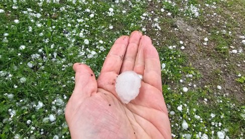 NEVREME POGODILO GRADOVE ŠIROM SRBIJE: Oluja u Kragujevcu, u Valjevu grad veličine oraha