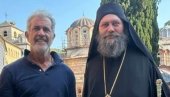 MEL GIBSON DOČEKUJE VIDOVDAN NA HILANDARU: Holivudski glumac iznenadio fanove posetom Svetoj Gori (FOTO)