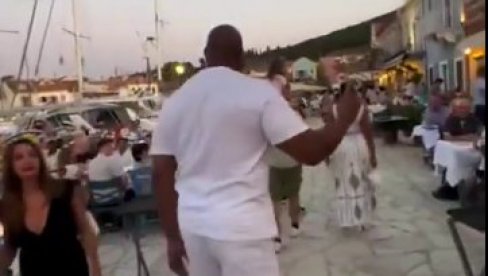 НБА ЛЕГЕНДА НИЈЕ МОГЛА ДА ВЕРУЈЕ: Налетела на српске туристе у Грчкој, а онда... (ВИДЕО)
