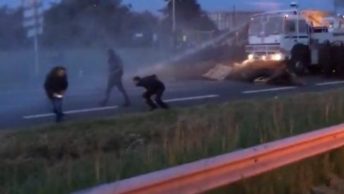 ВИДЕО: Водени топ на штрајкаче у Француској